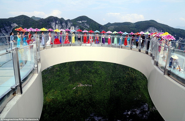 Обзорный мост над утесом в Чунцине, Китай