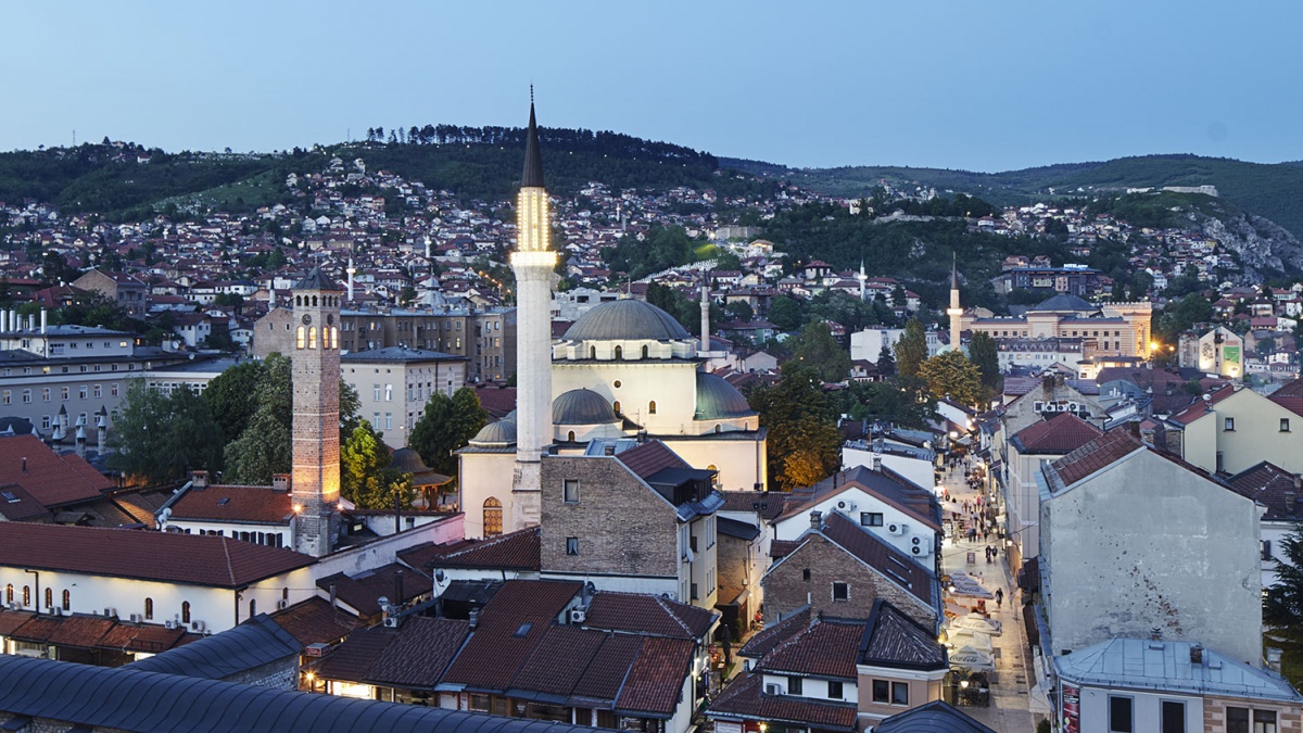 Вид на Старый город и мечеть Гази Хусрев Бегова в Сараево, Босния и Герцеговина