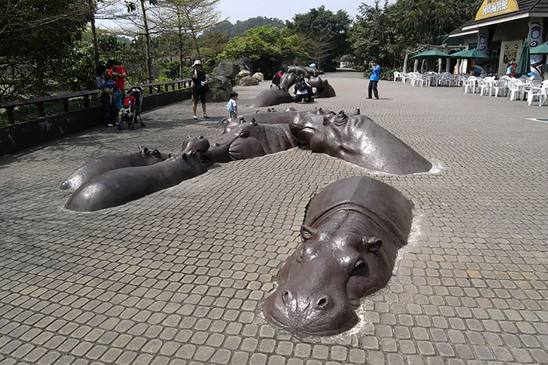 Скульптуры бегемотов